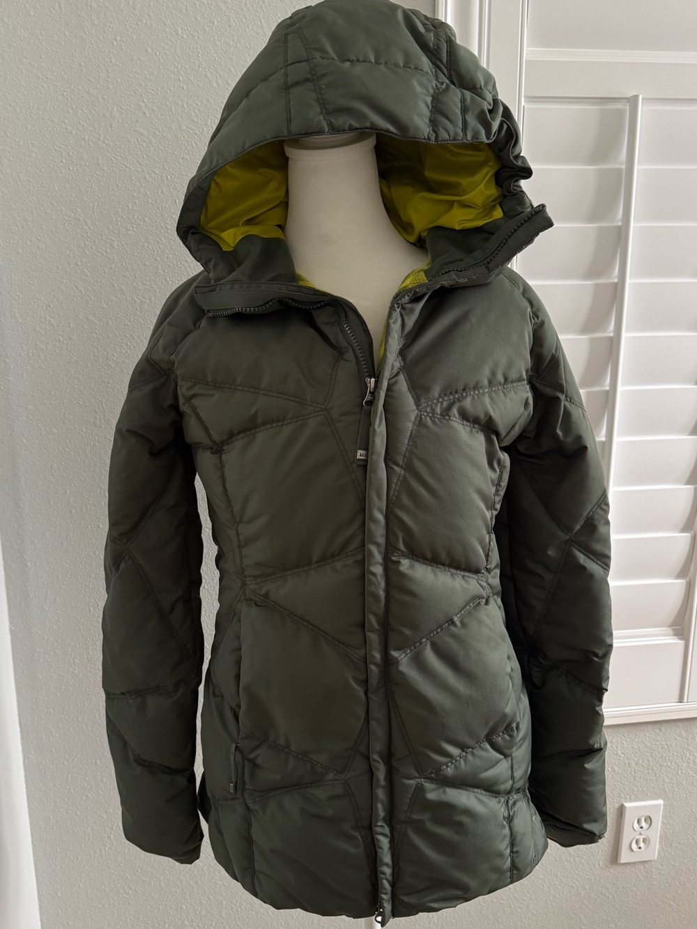 REI Women’s XS green quilted down filled puffer jacket hooded winter coat EUC